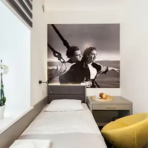 Hostel Cinema, Poznaň